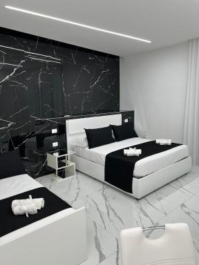 White Elegance Luxury B&B Caserta - Housity