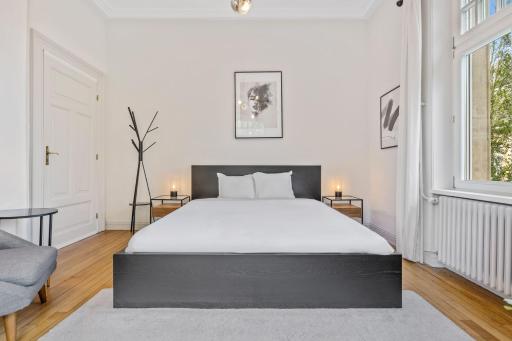 Charming Room with Balcony in Center - Housity