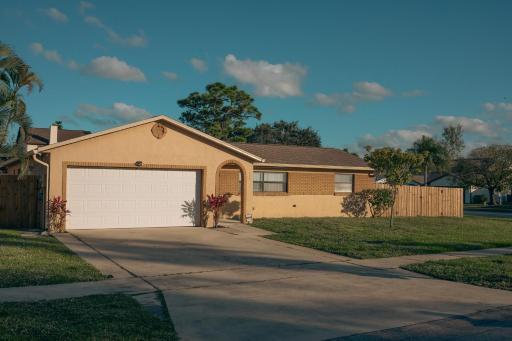 Pet Friendly Cozy Home With RV or Boat Parking - Housity