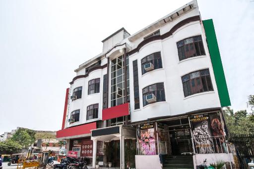 Capital O Hotel Orchid Garden Near Satyam Inox Patel Nagar - Housity