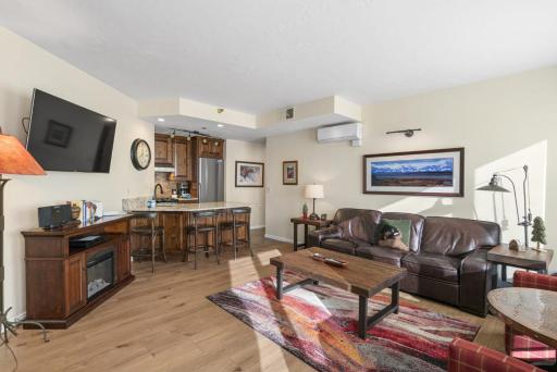 Cozy 1BDR Condo Heart of Town Walk Everywhere - Housity