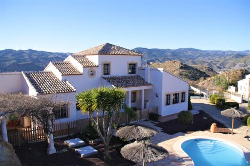 Villa Rosada - luxurious 3-bedroom villa with garden and pool - Housity