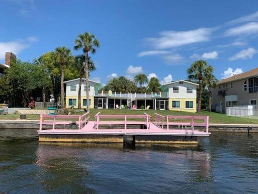 Room in Apartment - Flamingo Room on the Cotee River - Housity
