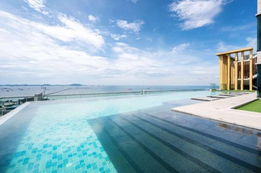 Mountain view condo with infinity rooftop pool and onsen - Housity