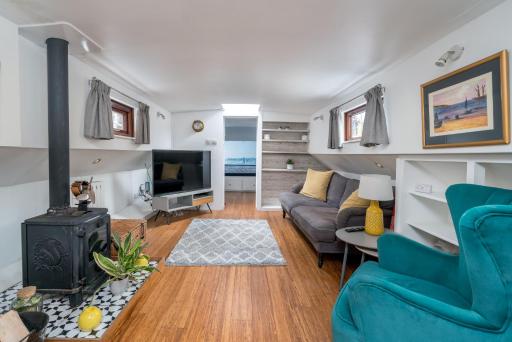 ALTIDO Graceful 2-bed Dutch barge near Tower Bridge - Housity