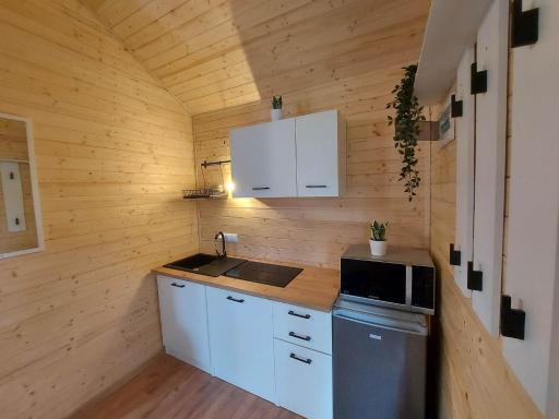 Chatka pod orzechem - Housity
