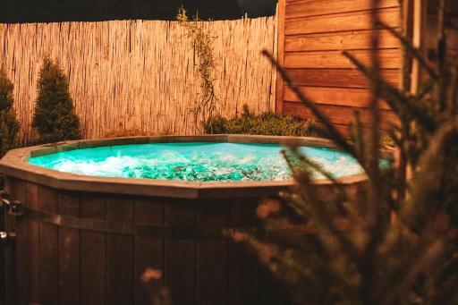 Poddasze dla Znajomych - apartament z gorącą balią - Housity