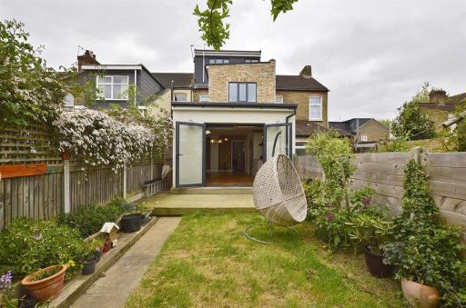 Contemporary 3 bed house with spacious garden close to Stratford & Canary Wharf - Housity