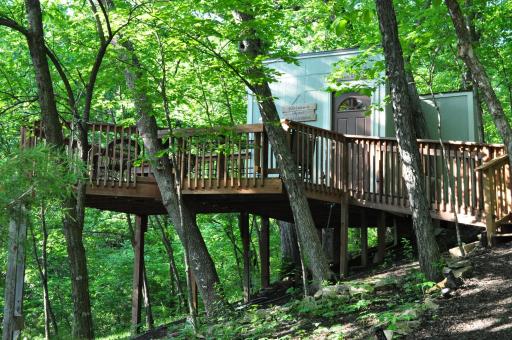 Seven Oaks - Treehouse with deck - Housity