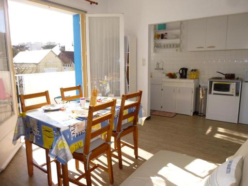 Studio cabine lumineux avec balcon à Saint-Jean-de-Monts, parking privé, près de la plage - FR-1-224C-629 - Housity
