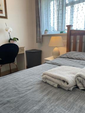 Amazing Room in a Lovely home - Housity