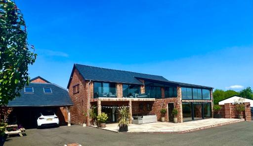 New Converted Barn - Housity