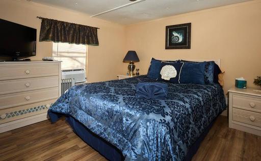 Room in Apartment - Pleasant Days Lodging Manatee Scallop Suite - Housity