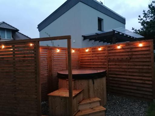 Przystań Dobrej Energii, domki całoroczne z gorącą balią z hydromasażem - Housity