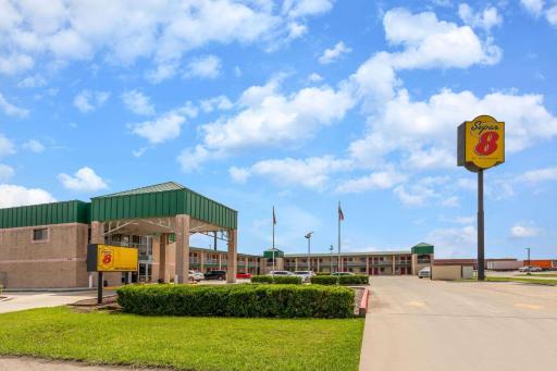 Super 8 by Wyndham Seguin - Housity