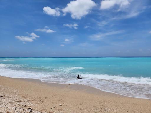 Beachfront Apartment, Quiet 4 Beds, 1 Bath, AC, Wi-Fi, Hot Water, in Paraiso near Los Patos - Housity