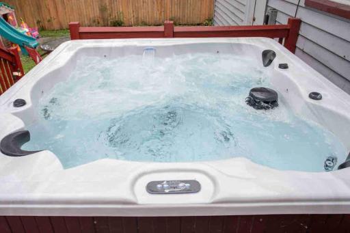 ~Ranch W/ Hot Tub~ by Arprt/Dtwn/UofR/RIT W/AC - Housity
