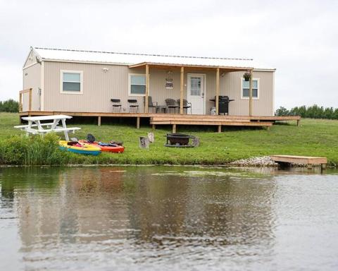 Luxury Lakefront Wolf Lodge with Fishing and Boating - Housity