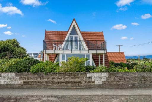 Alpha - Otaki Beach Holiday Home - Housity