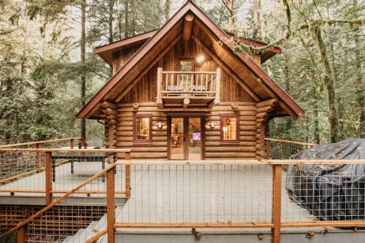 81SL - Hot Tub - WiFi - Pets Ok cabin - Housity