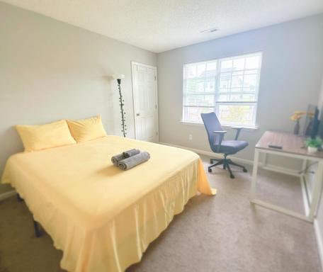Nice private bedroom with shared bath - Housity