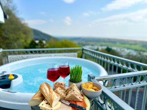 The Mermaids Watch Pendine DOG FRIENDLY with Cymru Holidays - Housity