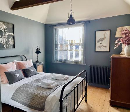 Fabulous apartment seconds from beach by Whitstable-Holidays, Pudding Pan - Housity