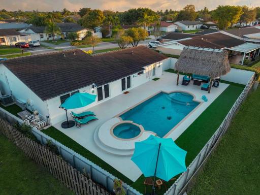 Maggie Home In Kendall - Pool And Tiki Bar - Housity