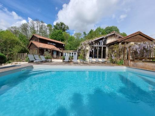 Charming 8 bedroom house in the heart of MERVENT forest - Housity