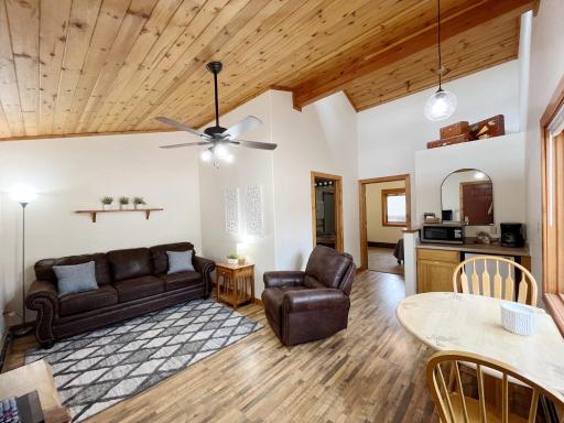 Ponderosa B Cabin Suite - Housity