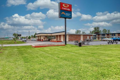 Suburban Studios Neenah - Housity