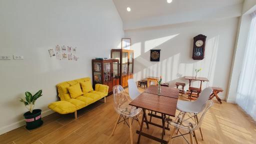 Bloomin' Moon hostel & cafe, Chiang Mai Old Town - Housity
