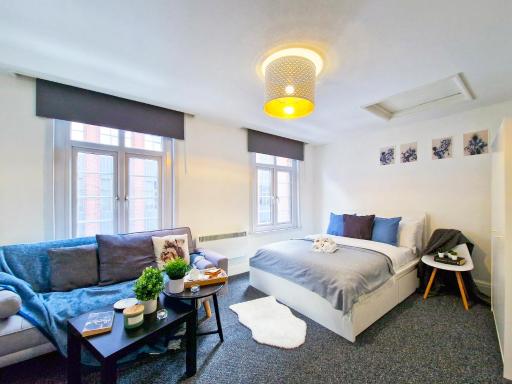 Spacious room with sofa - Housity