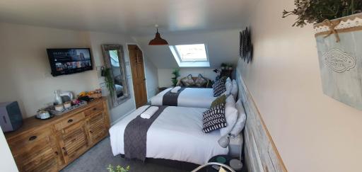 Arundel Comfort En Suite Twin Friends & Family - Housity