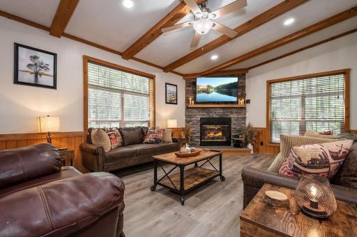*Entire House • Sleeps 9 • Hot tub • Pets Welcome* - Housity