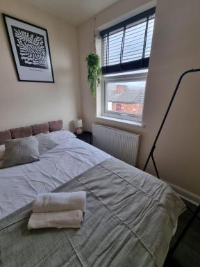 Double room 2 in Levenshulme shared bathroom - Housity