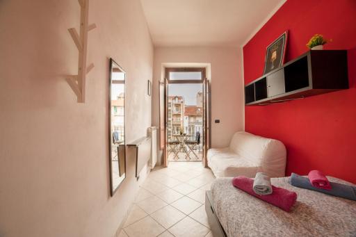 Cozy ROOM STANZA close city center in a family House Stanza in appartamento condiviso noi viviamo in casa STANZA in affitto - Housity