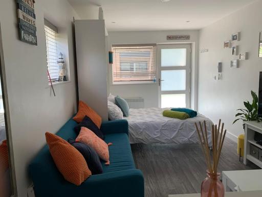 BOURNEMOUTH Nr TOWN BEACH TRAIN COACH SHOPS Lovely ENTIRE APARTMENT ALLOWS QUIET GOOD DOGS - Housity
