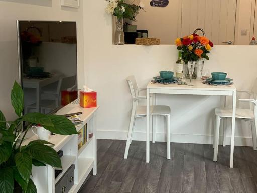 BOURNEMOUTH Nr TOWN BEACH TRAIN COACH SHOPS Lovely ENTIRE APARTMENT ALLOWS QUIET GOOD DOGS - Housity