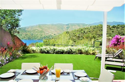Marbella Hills Istán Lake House - Housity