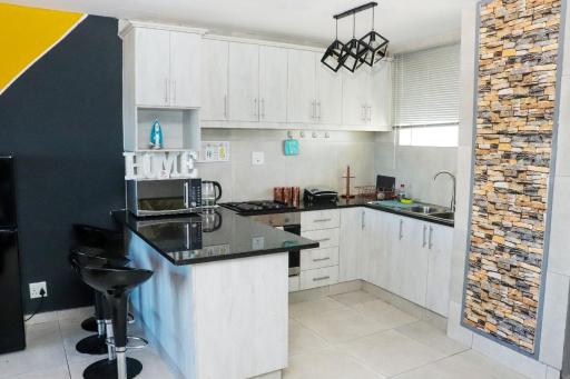 10 South Self Catering Apartment - Housity