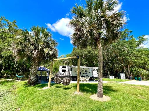 Lake front RV experience close to port Canaveral and Kennedy space center - Housity