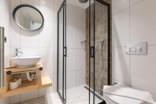 Bronze Hotel - Housity
