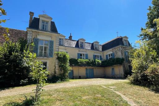 Beautiful 6 bedroom house with pool & large garden - Housity