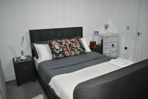 A private en-suite bedroom in Bromley-by-Bow - Housity