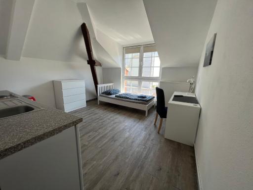 Lichtdurchflutetes Zimmer mit Küche - Housity