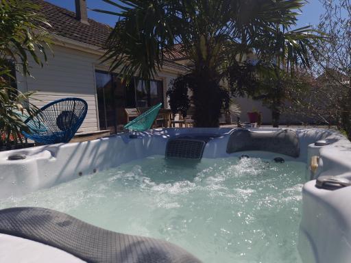 Magnifique Villa de luxe POPPIES HOLIDAY Confort pour un hiver Cosy en Normandie À 2 mn à pied de la plage, mer, jardin, SPA Jaccuzi & Baby-foot, GROUPE, FAMILLE, EVJF - Housity