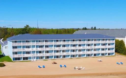 Great Mackinaw Beachfront Hotel - Housity