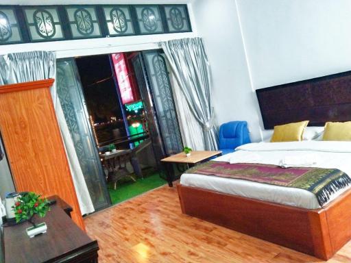 New Season Riverside Hotel - Housity