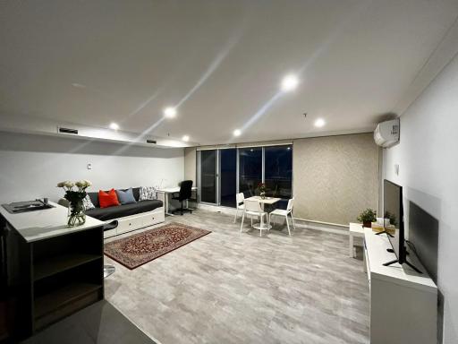 Dana-Charming One-Bedroom Apartment in City Center! - Housity